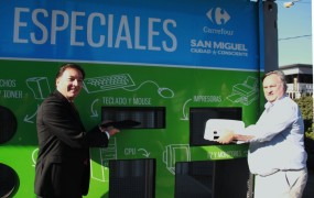 Joaquín de la Torre y Carlos Velasco, Director de Responsabilidad Social Empresaria de Carrefour, estrenando el ecopunto de residuos electrónicos