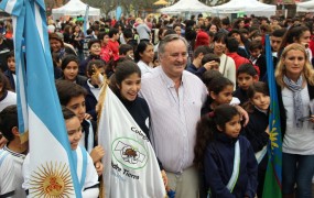 Joaquín saludó a los chicos en la Plaza de las Carretas