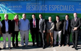 Todo el equipo de GIRSU junto al intendente y al Director de comunicaciones de la empresa Carrefour en la presentación del nuevo ecopunto de residuos especiales