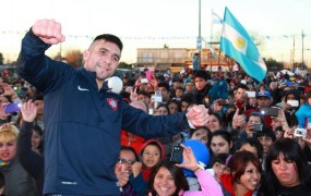 Cesar René Cuenca es campeón mundial superligero en Boxeo