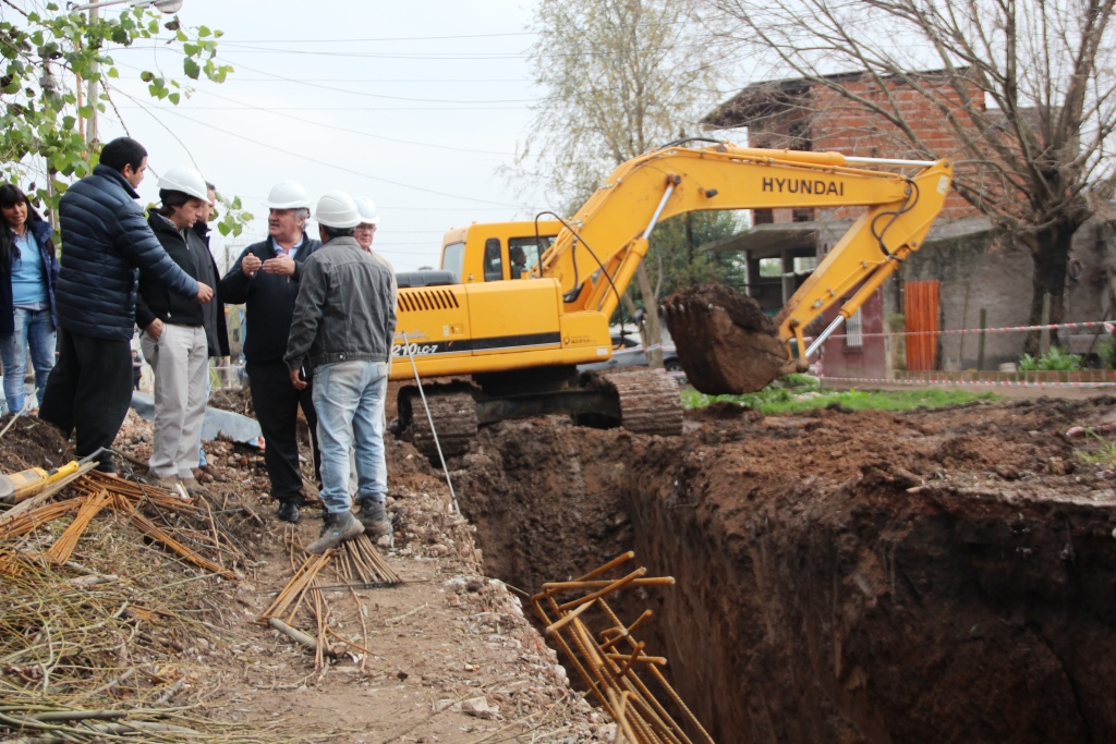 Recorrida del avance de la obra hidráulica en Barrio Mitre