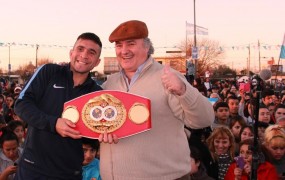 El campeón junto al jefe comunal, exhibiendo su cinturón