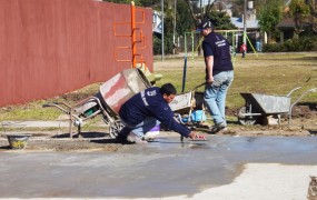 El equipo trabajando en el playón