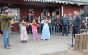 En el centro cultural reconquista los alumnos aprenden violín, guitarra y piano, entre otros instrumentos musicales