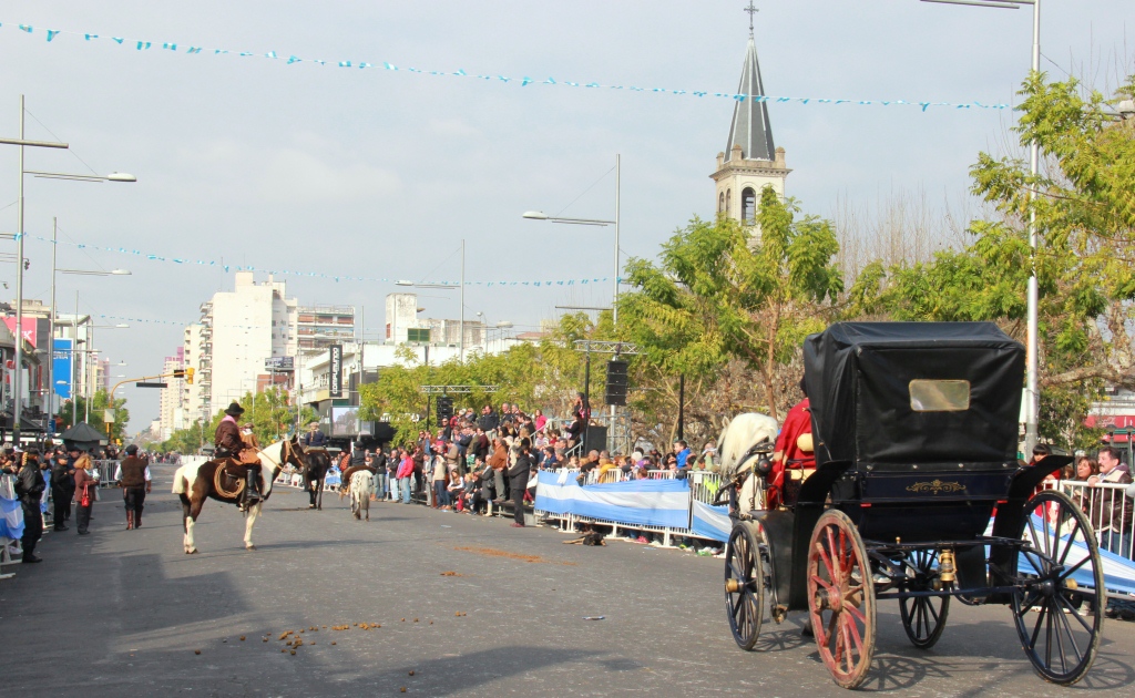 Con un espectacular despliegue, San Miguel celebró el Día de la Independencia con un desfile cívico militar