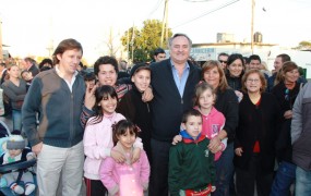 Joaquín y Jaime junto a los vecinos