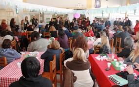 Muchas familias del barrio Don Alfonso se juntaron en la Casa del Niño para escuchar las propuesta de Daniel Arroyo