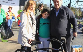 El intendente entregó las bicis a los ganadores junto a María José Tedeschi