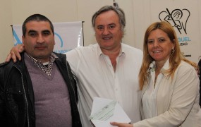 El jefe comunal junto a María José Tedeschi entregó subsidios a emprendedores