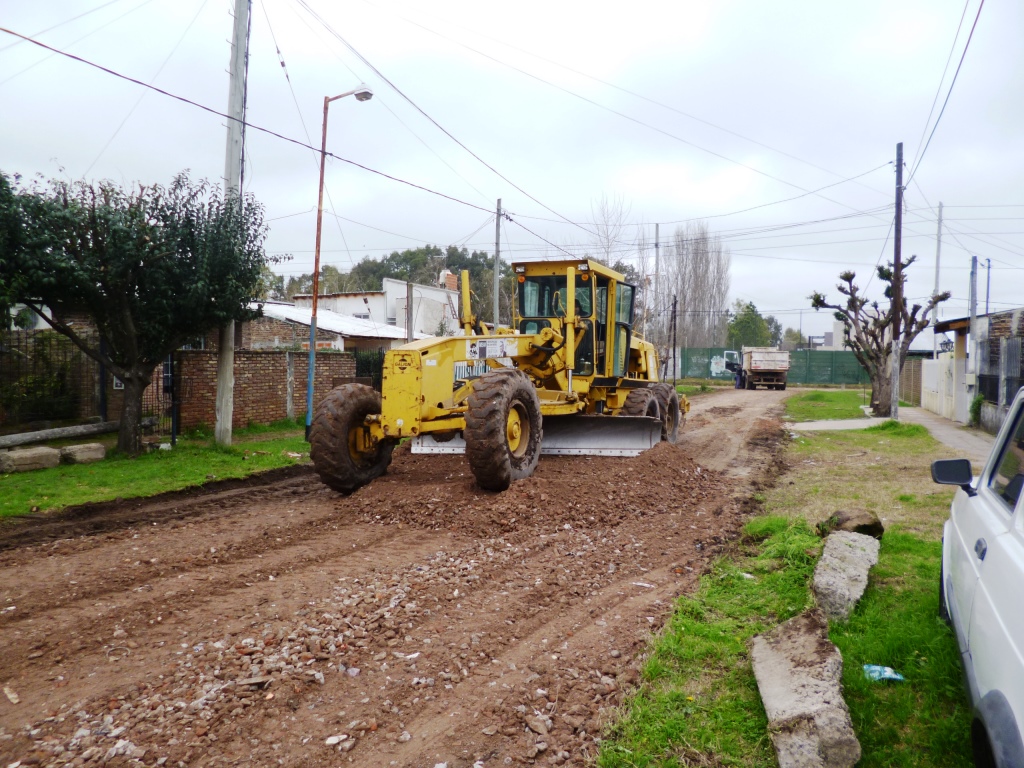 Continúan las tareas de mejorado de calle de tierra con cascote