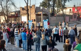 Cientos de vecinos de Barrufaldi estuvieron presentes en el acto inaugural
