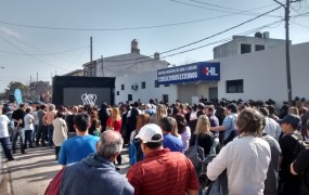 Cientos de vecinos se reunieron sobre la calle Irigoin para la inauguración de la nueva sala de cirugía