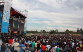 Entrada la tarde noche la gente siguió festejando y esperando a Los Tekis