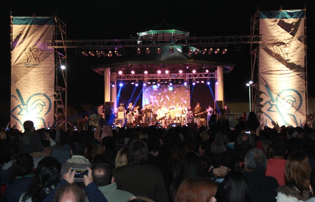 Con la entrega de premios de las Olimpiadas Juveniles y un espectacular show de música, continuó la celebración de las Fiestas Patronales