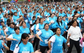 Miles de personas realizaron ejercicios precompetitivos antes de la largada