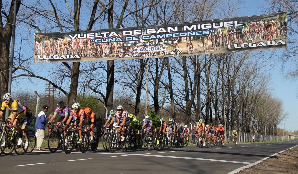 En un gran evento deportivo, el velódromo de Bella Vista lució su plataforma para recibir a la 5ta vuelta del ciclismo