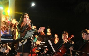 Yanina Hernández cantó con la orquesta