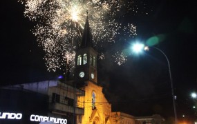 El cielo iluminado a la altura de la catedral