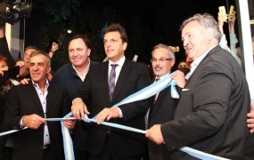 El tradicional corte de cinta en la inauguración del Hospital