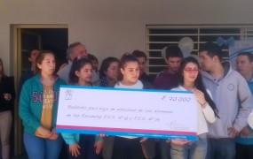 La entrega del subsidio por parte del Municipio para el viaje de estudios de las escuelas 10 y 25