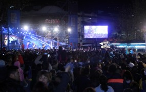 La pantalla gigante proyectó las imágenes en vivo del recital