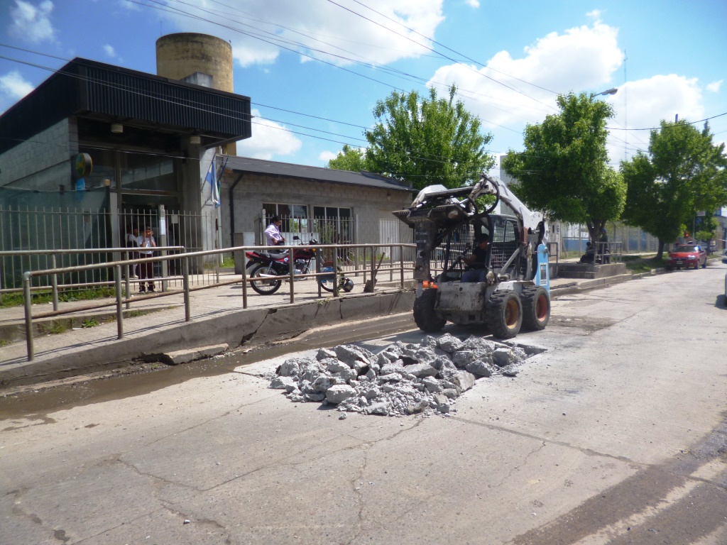 Tareas de reparación de placas de hormigón en Irigoin entre Remigio López y El Zonda