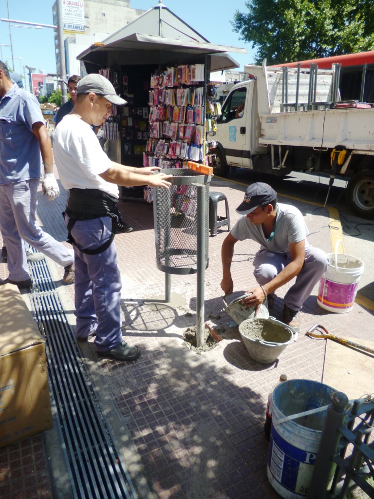 Colocación de cestos para basura en la Av. Perón