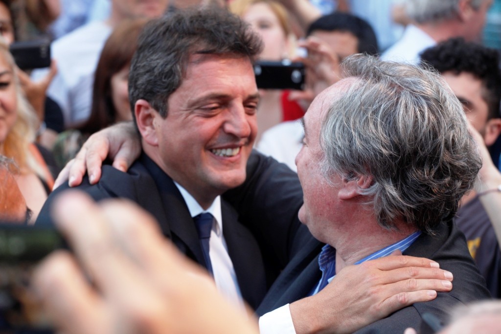 Al finalizar el acto, Sergio Massa se fundió en un abrazo emotivo junto a Joaquín de la Torre