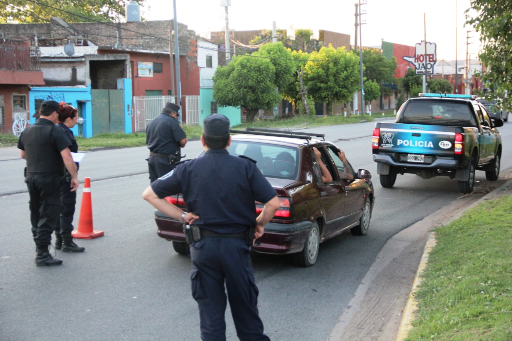 Se controla la documentación vehicular y personal de los pasajeros, entre otras cosas