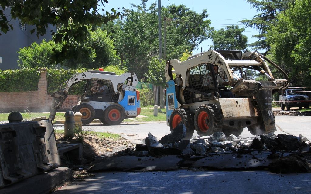 Informamos a los vecinos que se está llevando a cabo una obra que resolverá el problema de acumulación de agua en la zona de Pardo entre Ameghino y las vías.