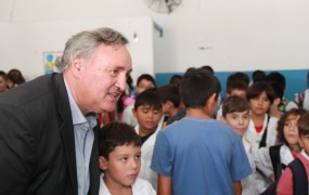 El intendente saludó a los chicos en las distintas escuelas