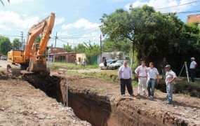 Joaquín recorrió el avance de la obra hidráulica en barrio mitre