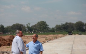 Joaquín recorrió el avance de obras del parque industrial junto a Carlos Pilato