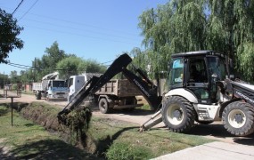 Trabajaron las máquinas retroexcavadoras de obras públicas