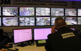 Desde el COM se monitorean las cámaras que vigilan la puerta de las escuelas