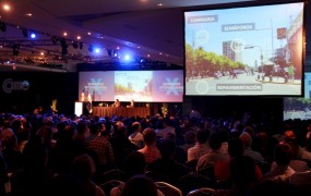 El seminario se llevó a cabo en el centro de convenciones de Parque Norte, ante un auditorio colmado de gente