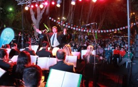 La orquesta municipal tocó en el escenario del corredor aeróbico