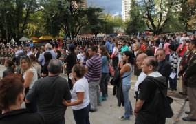 La plaza de las carretas estuvo colmada por vecinos, familiares de veteranos y organizaciones ligadas a Malvinas