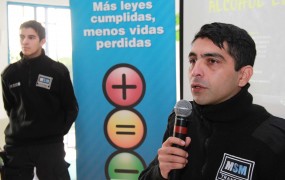 Uno de los inspectores de tránsito del Municipio brindó una charla de educación vial