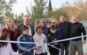 El tradicional clorte de cinta para inaugurar un nuevo playón deportivo, en esta ocasión en Obligado