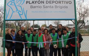 El tradicional corte de cinta en la inuaugración del playón deportivo de santa brígida