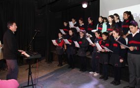 En la antesala del encuentro, hubo un coro de alumnos del Colegio D´elía dirigido por Pablo Lazball