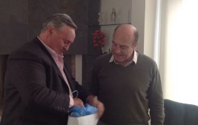 Joaquín fue recibido por el intendente de Montevideo, Daniel Martínez, quien le hizo un regalo de protocolo