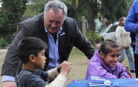 Joaquín pasó por el centro donde se brinda apoyo escolar a los chicos de la primaria 24