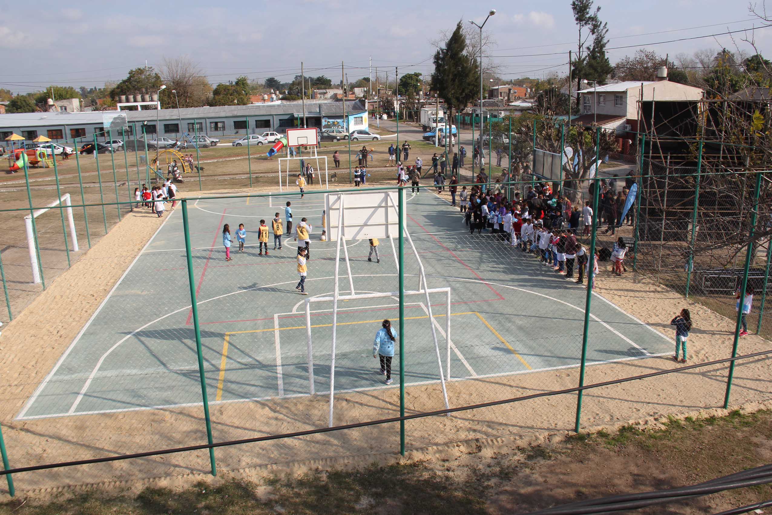 El Municipio suma un nuevo playón deportivo para la comunidad educativa y crece la red en todo el distrito
