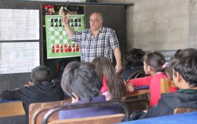 Se realizan además de una tutoría en el aprendizaje otras actividades como ajedrez y deporte