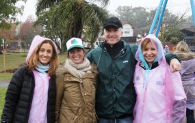 Autoridades de la ONG Plantarse y de la empresa Pernaud Ricard en la intervención de la Plaza