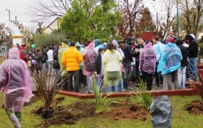Decenas de voluntarios colaboraron en la mejora de la plaza