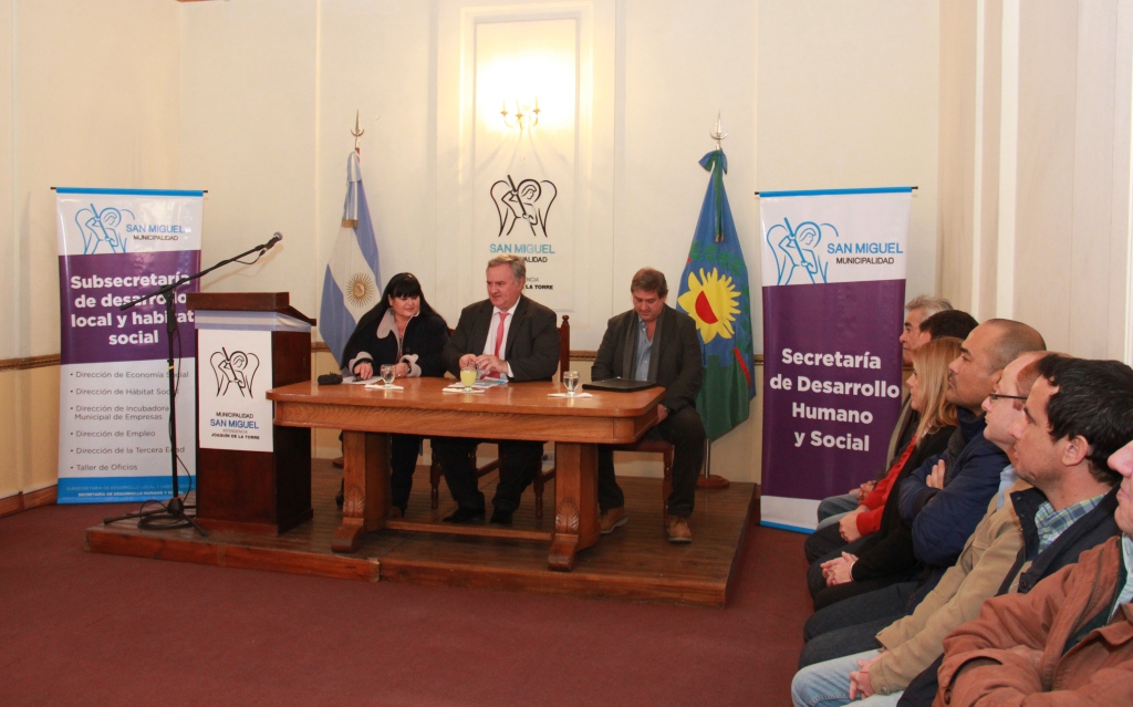 El Municipio entregó créditos para la refacción de vivienda, microcréditos, subsidios a emprendedores y diplomas de capacitación laboral