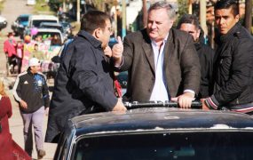 Joaquín recorrió parte del trazo de la obra junto a la caravana